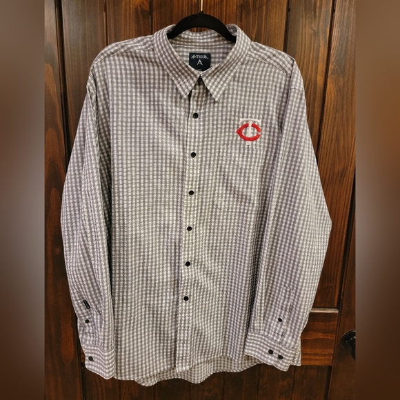 Antigua Men's dress shirt. Embroidered Minnesota Twins - Picture 8 of 14